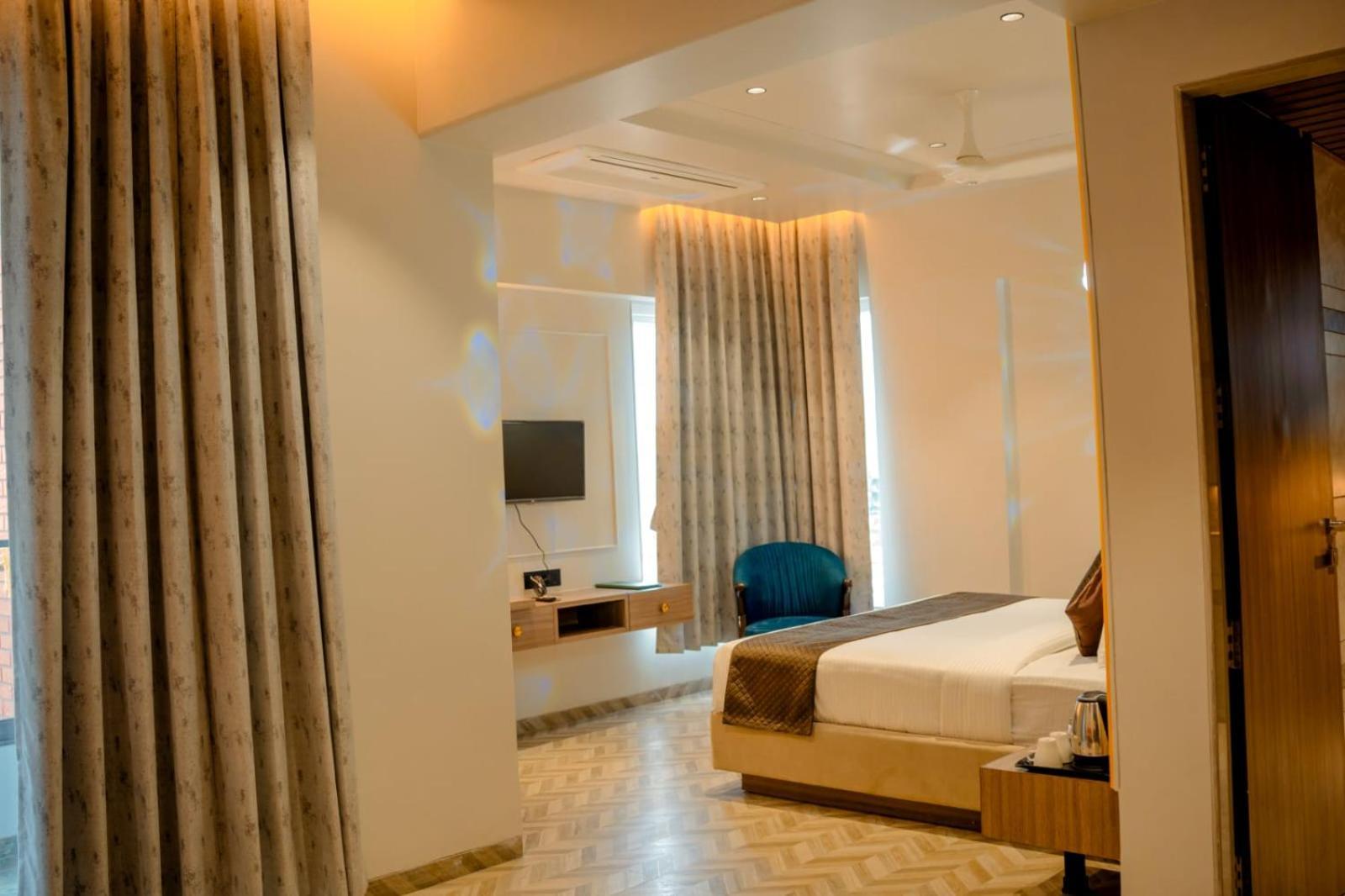 Narayani Executive Hotel Tuljapur Kültér fotó